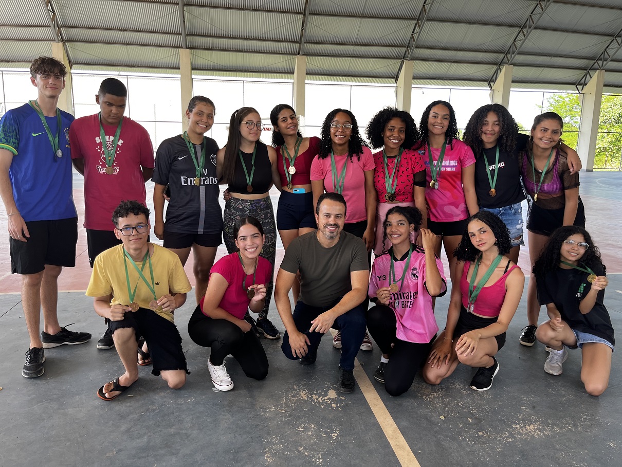 Time Misto de Queimada do curso de Química recebe medalhas do Diretor do câmpus, Prof. Eduardo de Carvalho Rezende